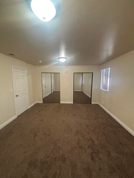 Building Photo - 829 E 84th St