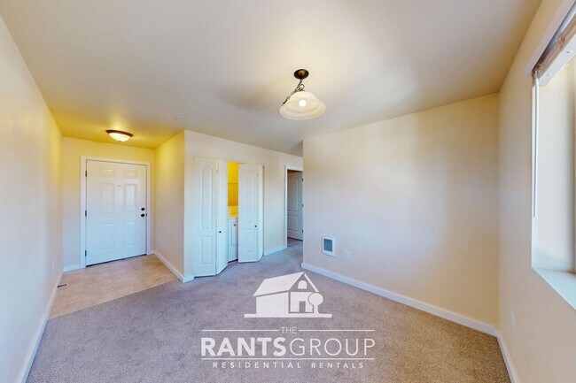 Building Photo - Cuter 2 Bed in the heart of Yelm!