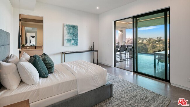 Building Photo - 1324 Stradella Rd