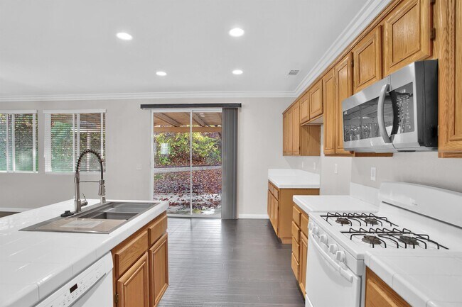 Building Photo - 409 Sutro Ct