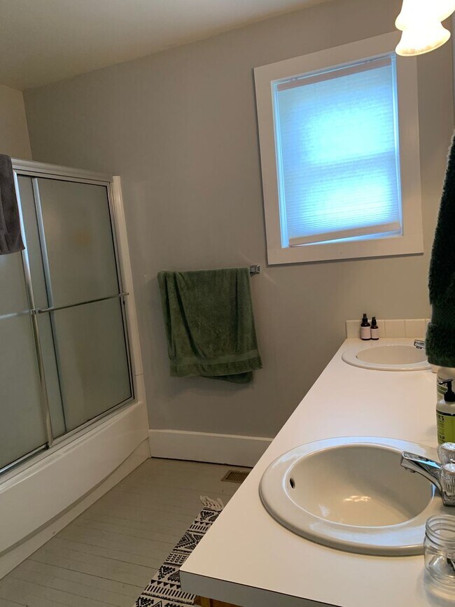 Building Photo - Ranch Style Farm House!