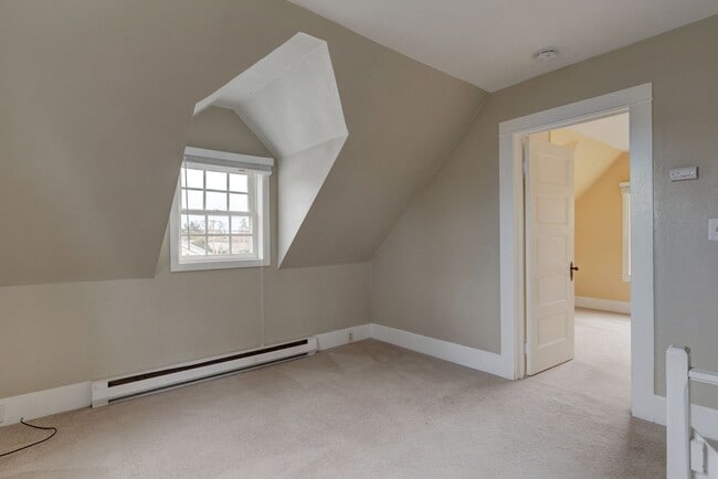 Building Photo - Pet Friendly 2 Bed, 1 Bath Home