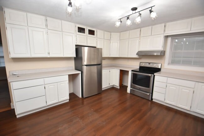 Building Photo - 4 bedroom 2.5 bath South Bend home on larg...
