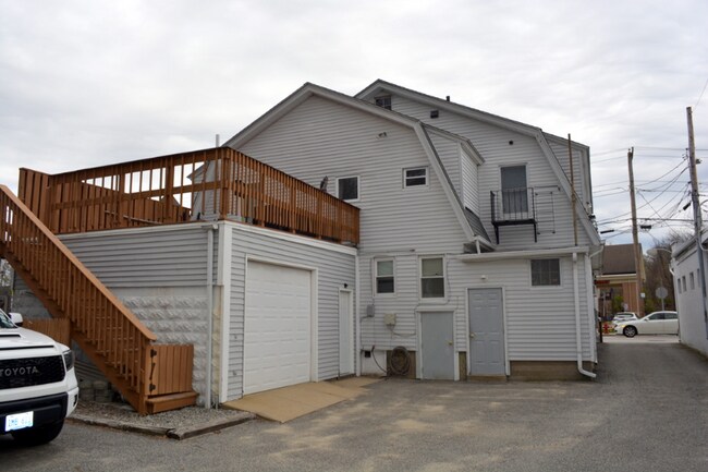 Building Photo - 3343 Post Rd