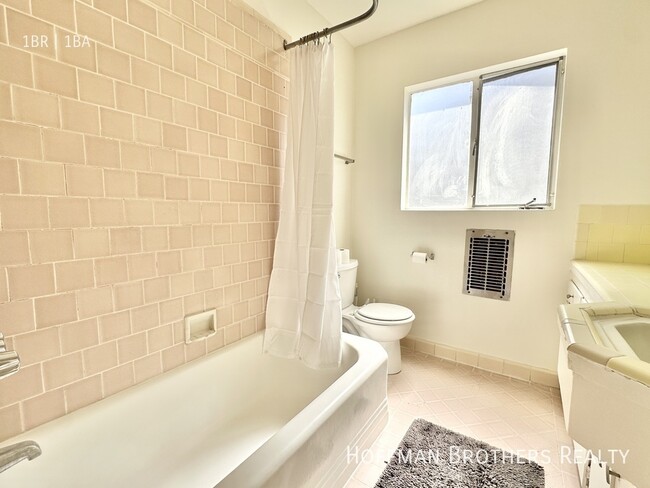 Building Photo - 404 N Palm Dr