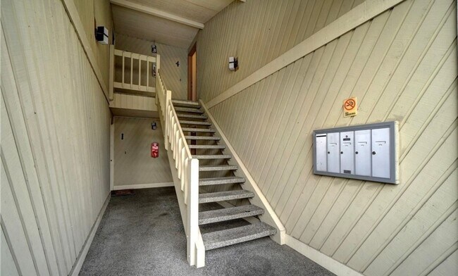 Building Photo - Charming 2 BR 2 Ba Apartment/Condo