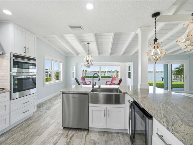 Building Photo - 828 Bay Point Dr