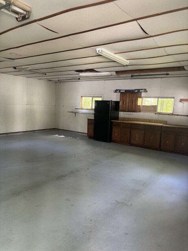 Building Photo - 545 Roselawn Dr