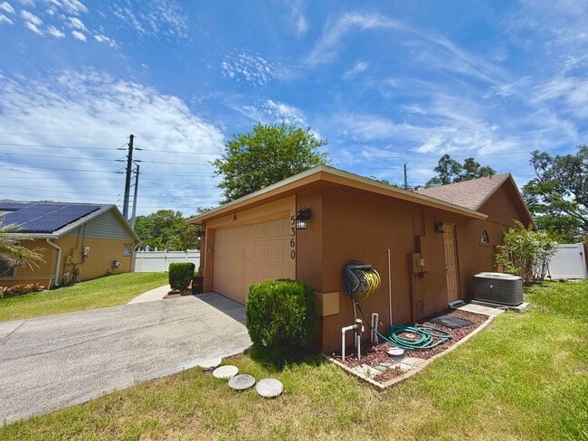 Building Photo - Beautiful Remodeled/Renovated 3/2/2 with Large Screen Porch