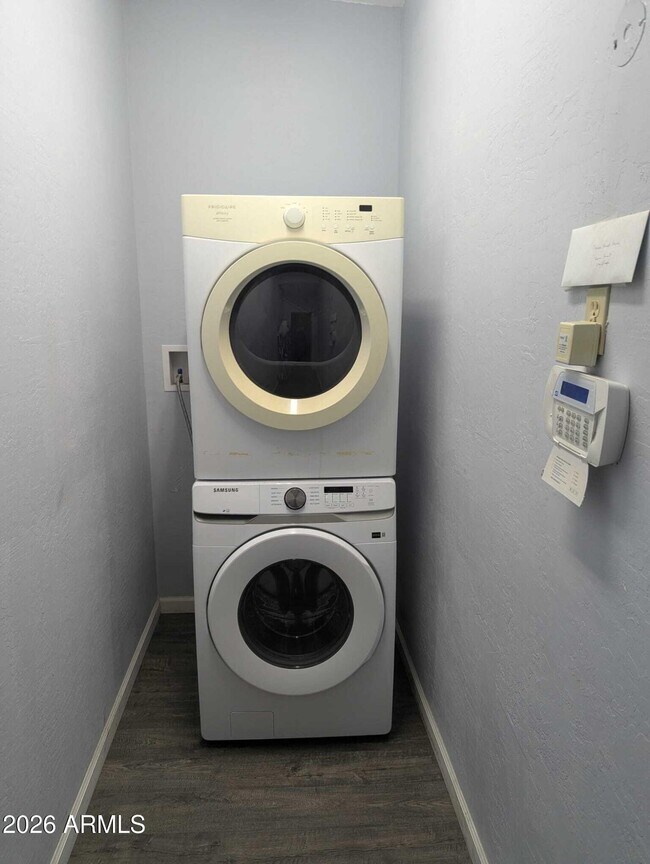 Building Photo - 717 E Granada Dr