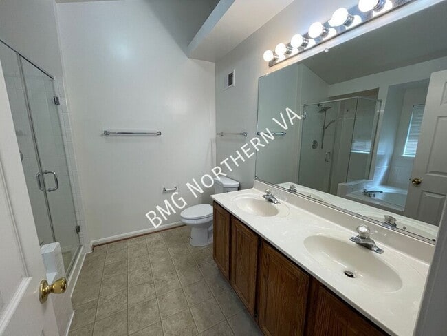 Building Photo - 865 Tall Oaks Square