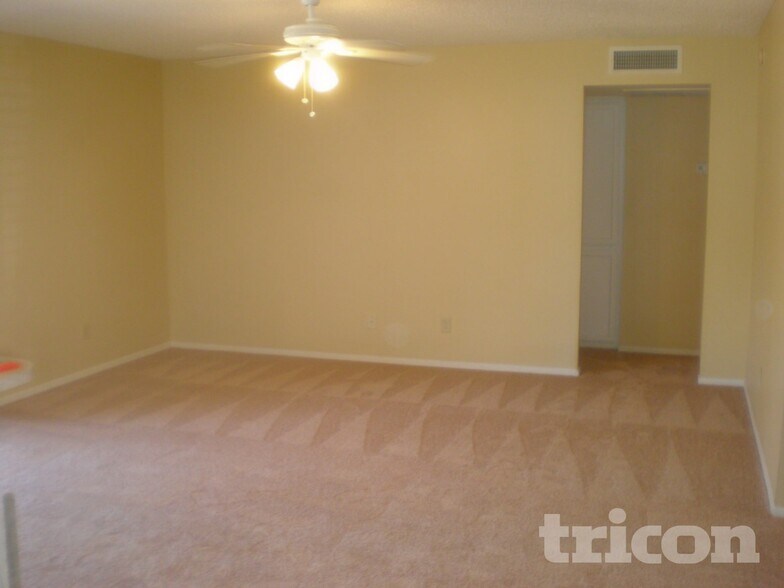 Building Photo - 10906 W Calle del Sol