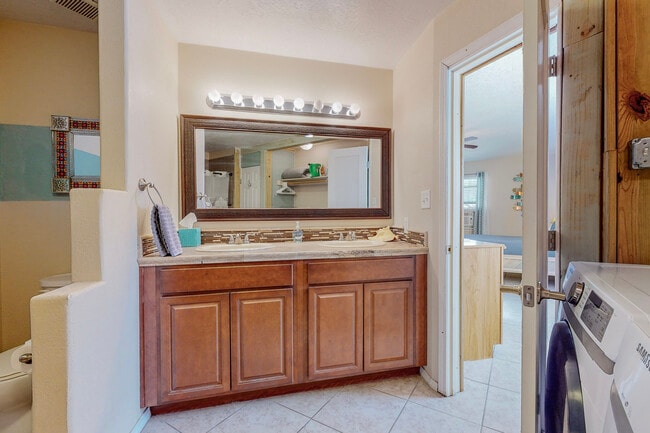 Building Photo - 3010 May Cir SE