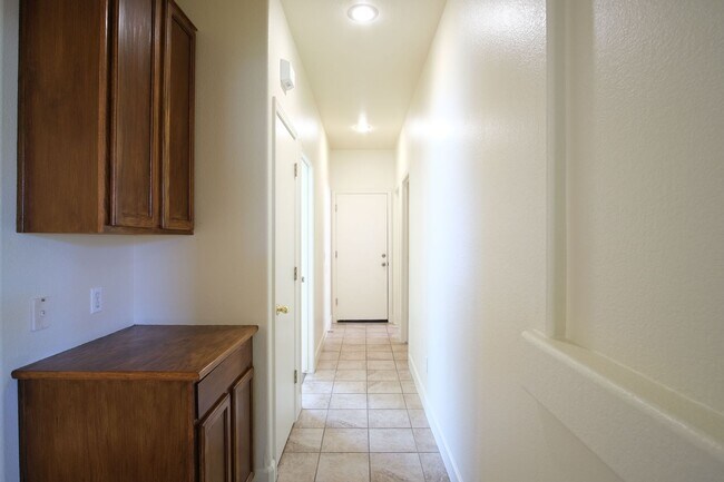 Building Photo - 3 Bedroom 2 bath!