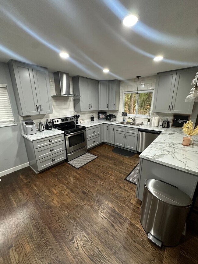 Building Photo - Brentwood - 3 bedroom, 1.5 bathroom, 1 car...
