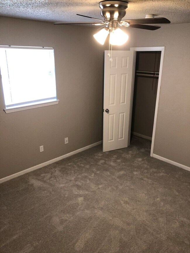 Building Photo - Hewitt Texas 3 Bedroom