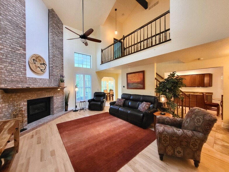 Living Room & Loft - 1518 E Nichols Cir