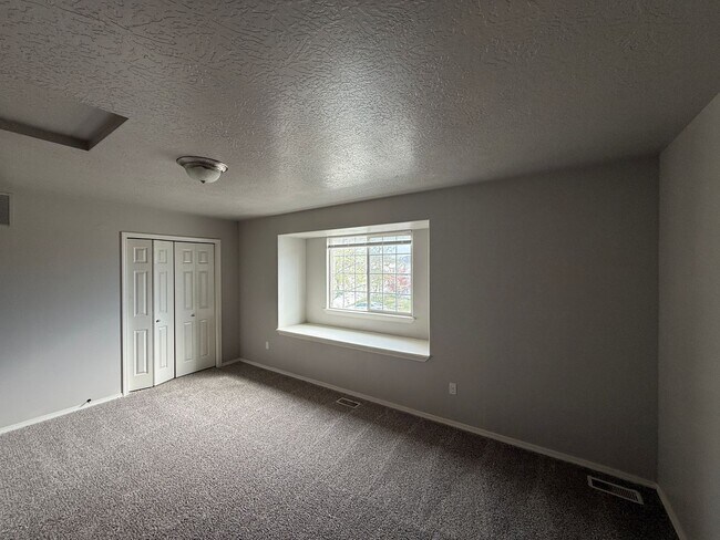 Building Photo - Brand New Floors! 3 Bed, 2.5 Bath Single Family Home