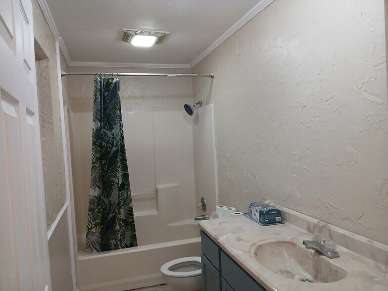 Tub/shower - 17140 FM 344 W