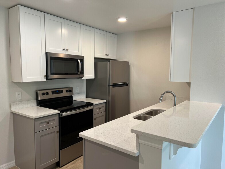 Primary Photo - 2592 Grassy Point Dr