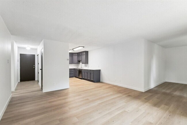 Building Photo - (55+) Newly Renovated 2br Condo in the Hea...