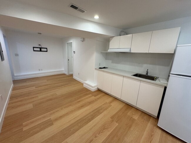 Building Photo - Spacious 5BR/6BA Updated Home with Private...