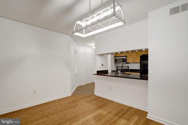 Building Photo - 1029 N Stuart St