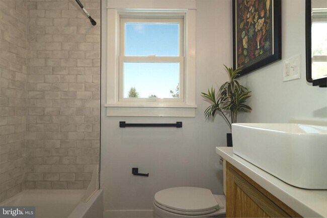 Building Photo - 203 E Rosedale Ave