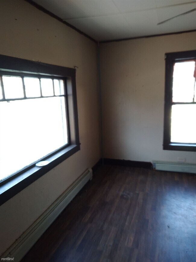 Building Photo - 3 br, 1 bath House - 212 South Street