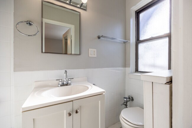 Building Photo - 1140 N La Salle Dr