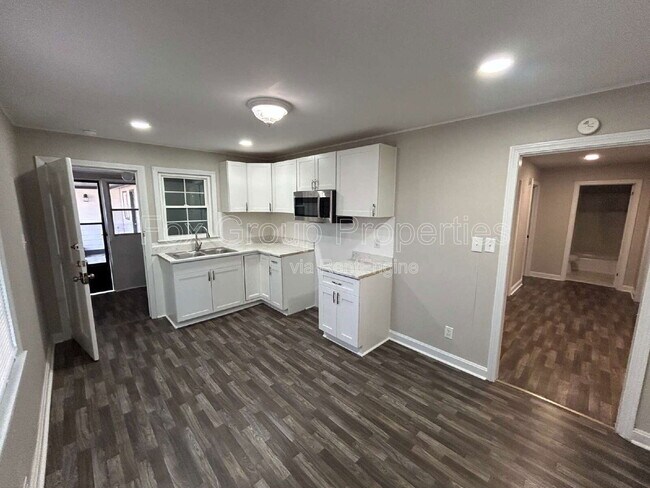 Building Photo - 402 S Yates St