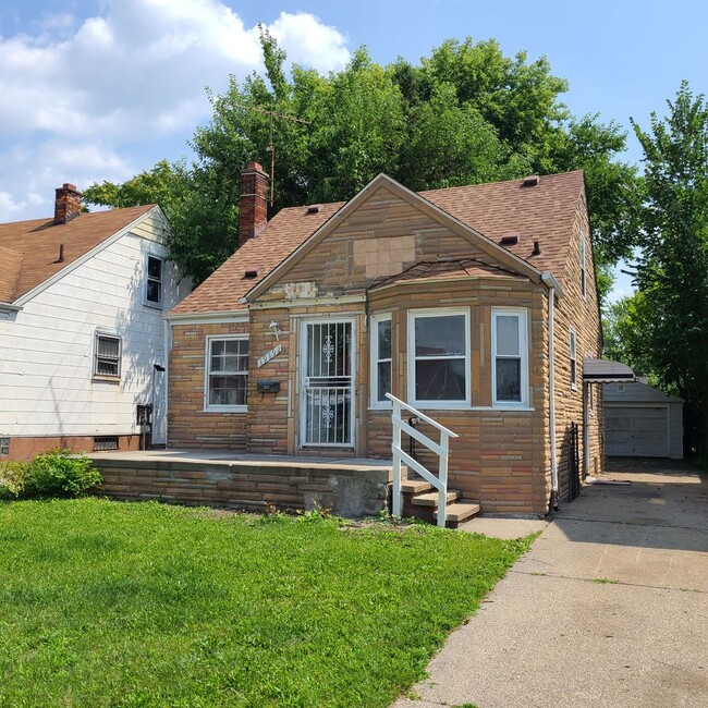 Building Photo - 3 bedroom 1 bath house for lease.  Section...