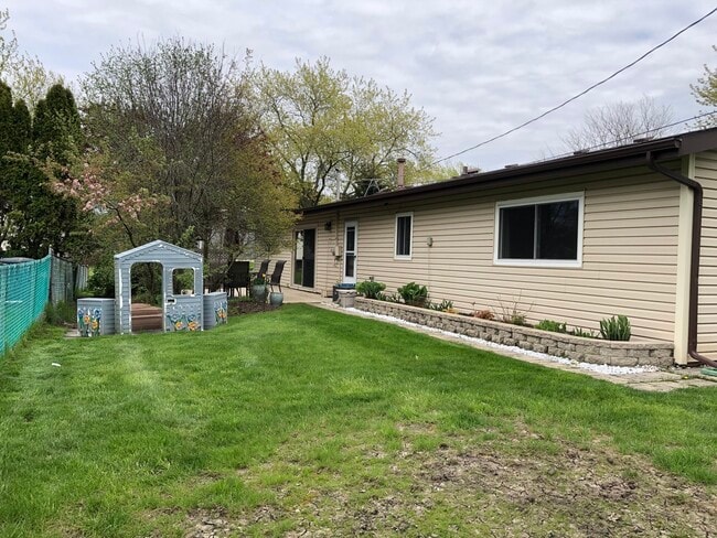 Building Photo - 1126 Parkview Dr