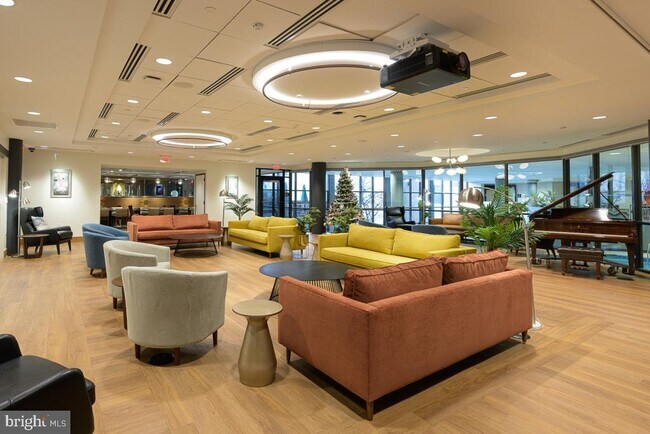 Building Photo - 5902 Mt Eagle Dr