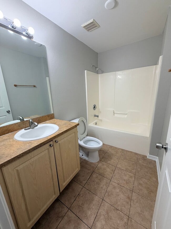 Building Photo - 3 bedrooms and 2 baths! FRESHLY RENOVATED!