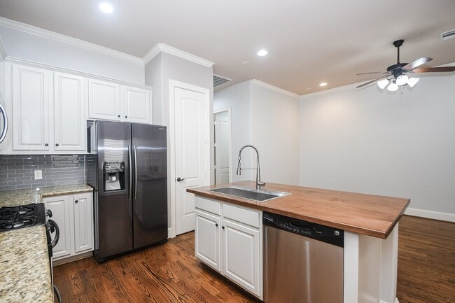 Building Photo - 1222 W 17th St