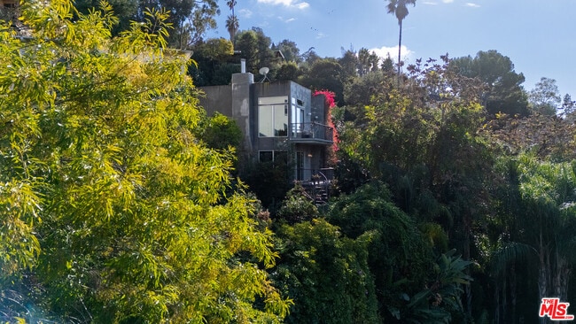 Building Photo - 3255 Fernwood Ave