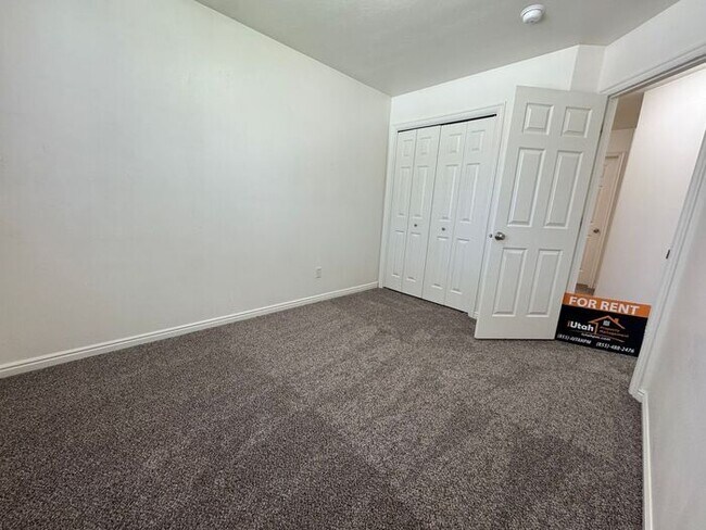 Building Photo - 3 bedroom 2.5 Bath Townhouse-Small Dogs Allowed