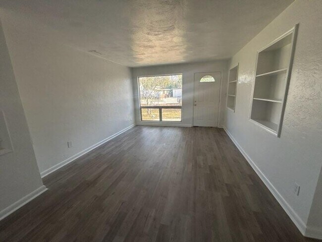 Building Photo - 760 Greenway Pl