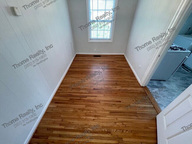 Building Photo - 2233 Oak Dr