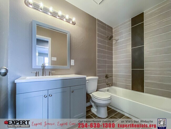 Building Photo - 2 bedroom/ 1 bath with one car garage.