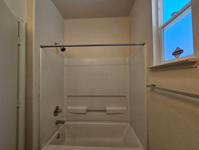 Building Photo - 3 bedroom single story in Manteca!