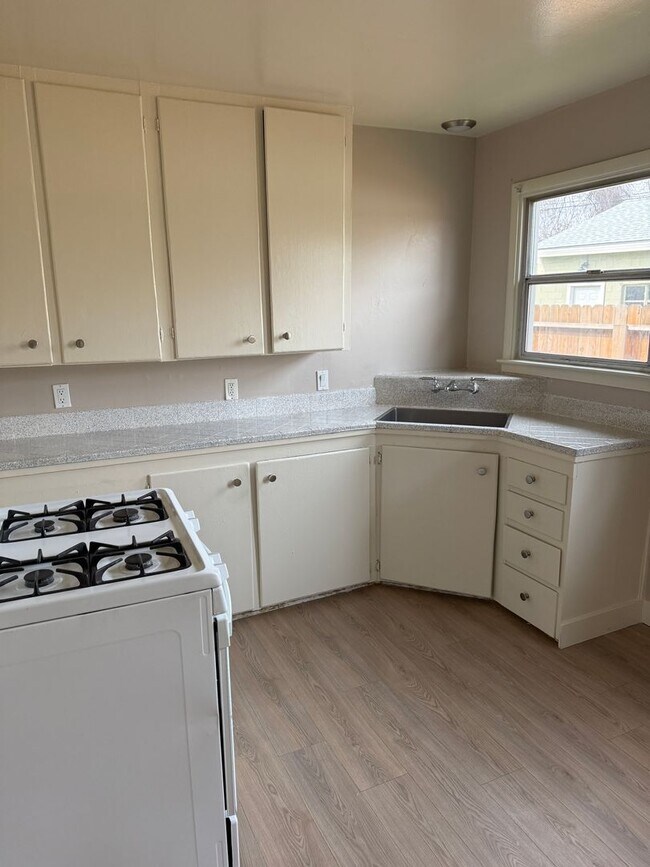 Building Photo - Edi2324/Jill2343