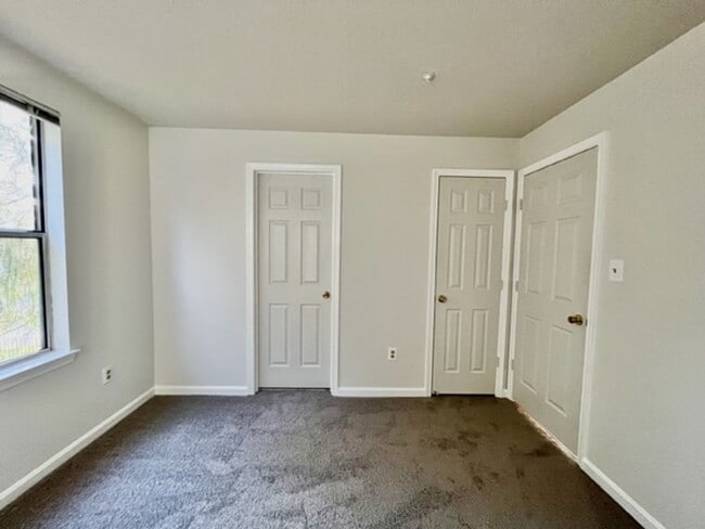 Building Photo - Beautiful 3 BR 2 BA condo in sought after Crown!