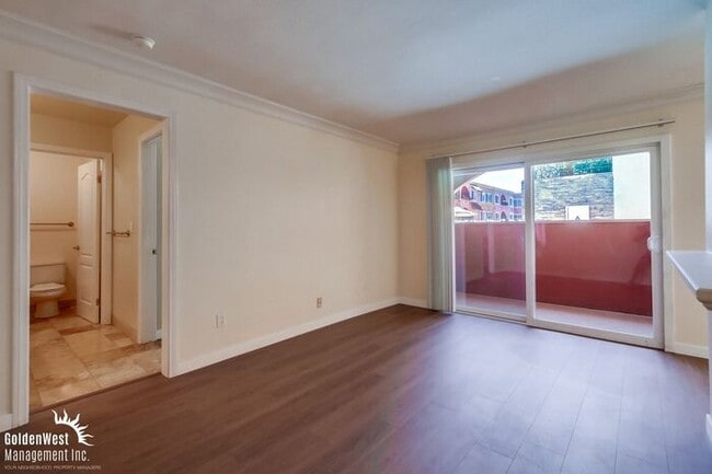 Building Photo - Charming 1Bdm 1Ba Coastal Condo in Pacific Beach!
