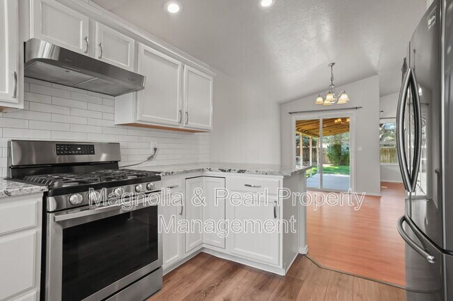 Building Photo - 979 Peregrine Dr