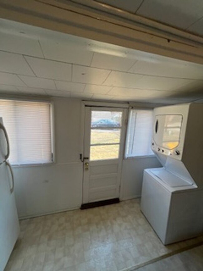 Building Photo - SUMMER SPECIAL!! 1 bedroom, 1 bath duplex