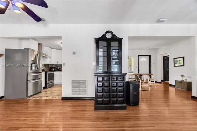 Building Photo - 660 NE 121st St