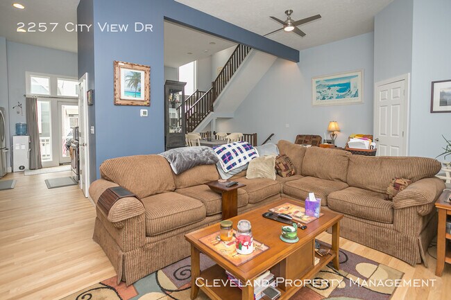 Building Photo - Stylish Tremont Townhome!