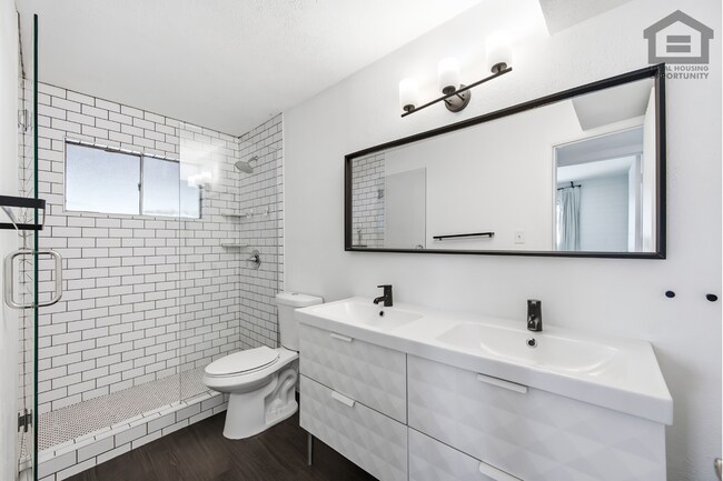 Building Photo - 4711